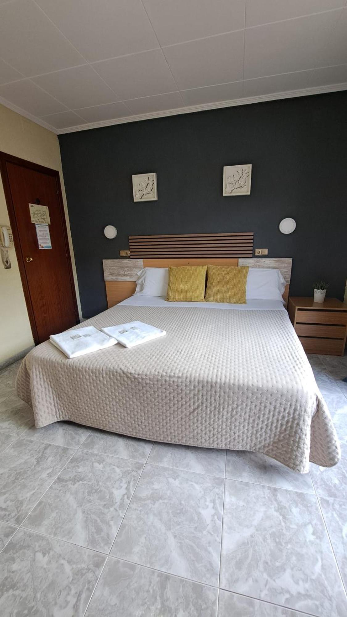 קסטלדפלס Hotel Rodsan Suizo מראה חיצוני תמונה