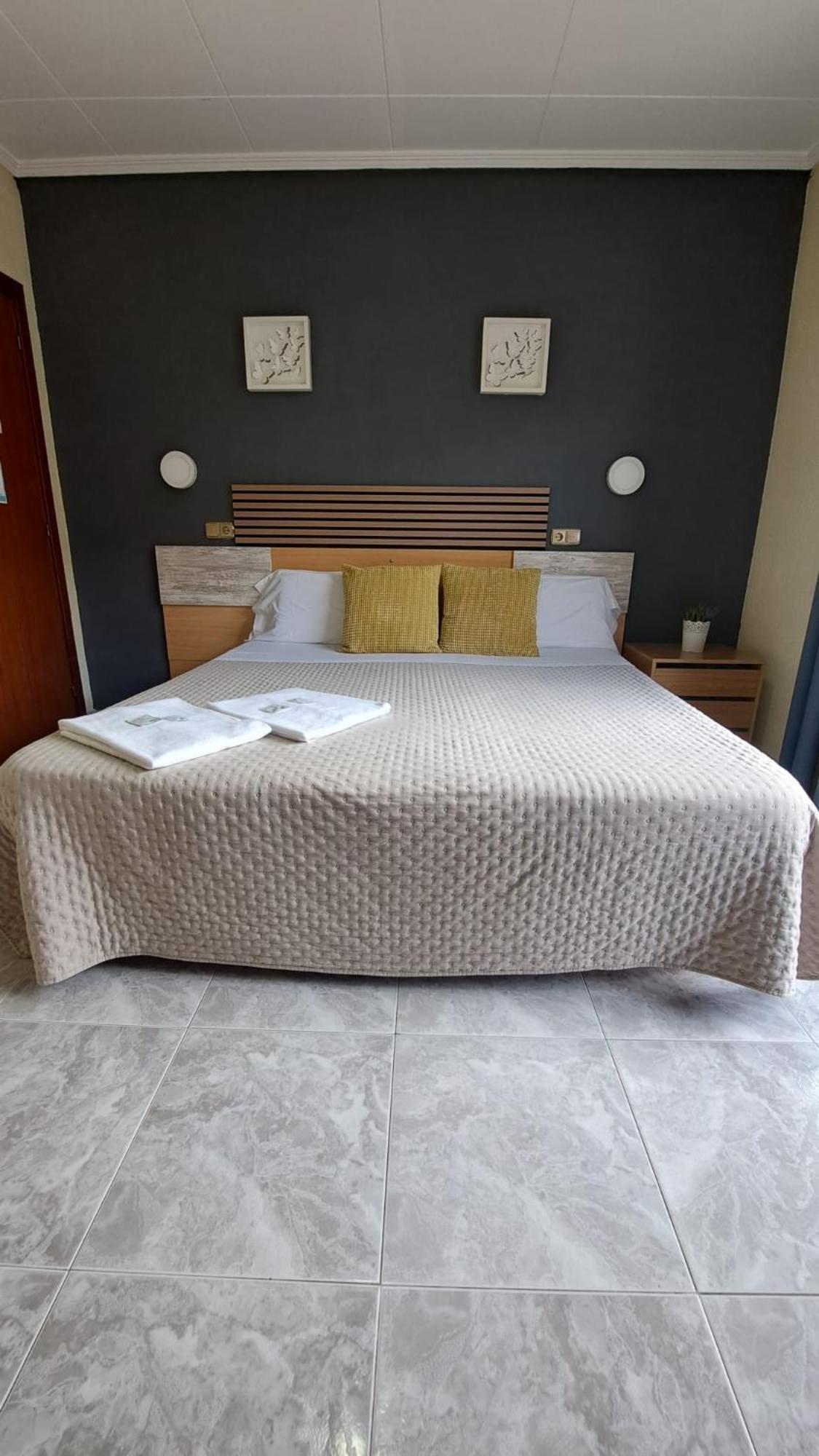 קסטלדפלס Hotel Rodsan Suizo מראה חיצוני תמונה